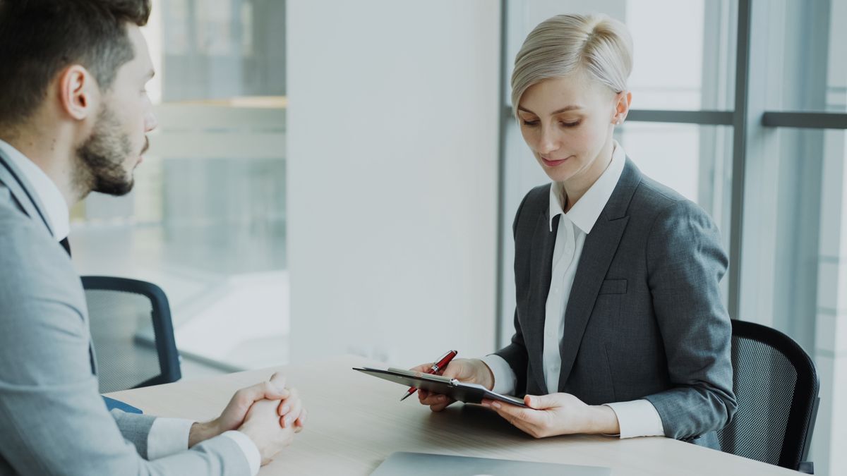 A consultation between an advisor and a client